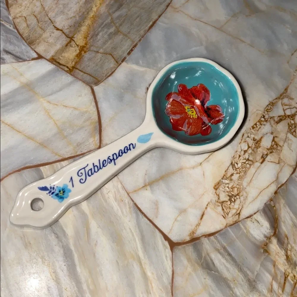 The Pioneer Woman ceramic measuring
